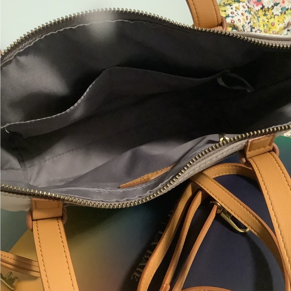 New condition Fossil Leather Crossbody. Neutral Colors. - Picture 3 of 3